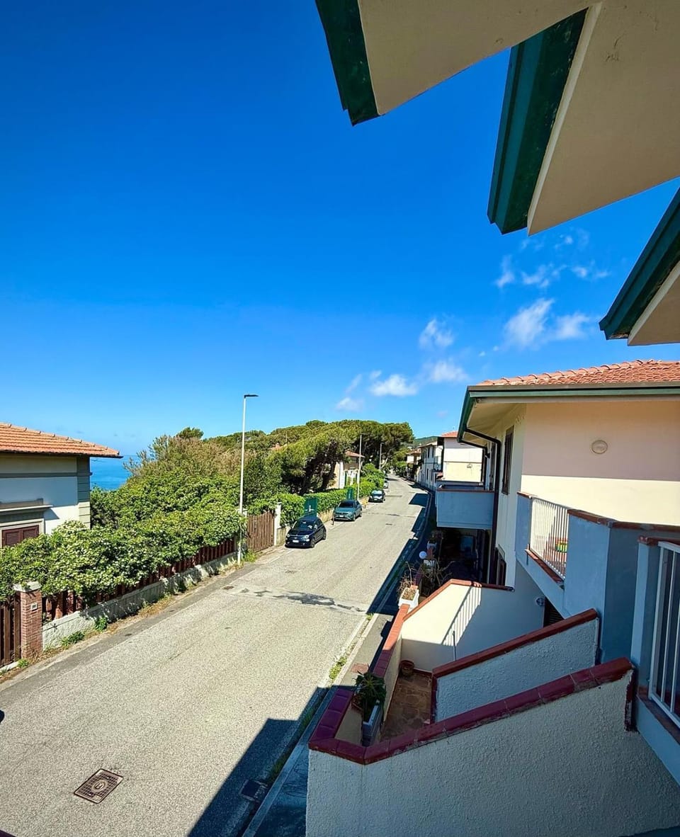 Balcony/Terrace, Street view