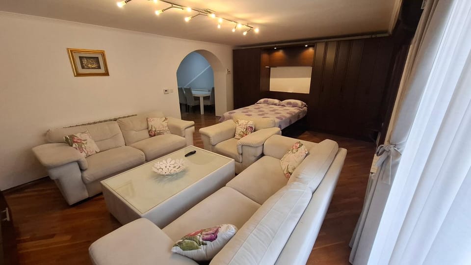 Bed, TV and multimedia, Living room