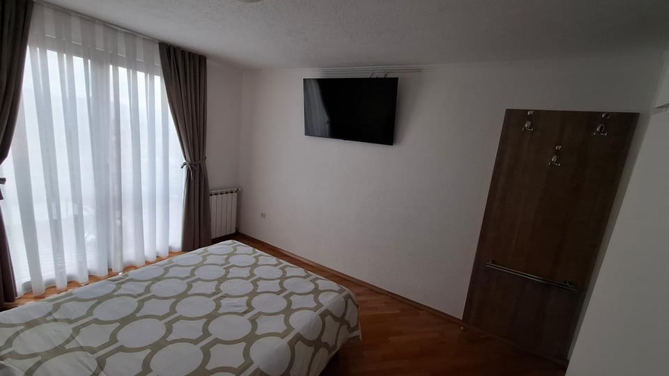 Bed, TV and multimedia, Bedroom, wardrobe