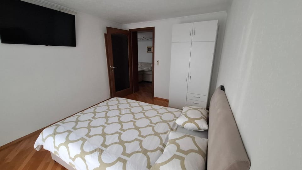 Bed, TV and multimedia, Bedroom, wardrobe