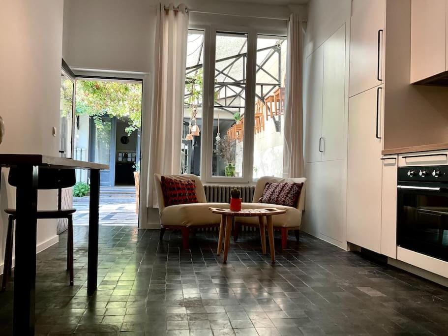 Kitchen or kitchenette, Seating area
