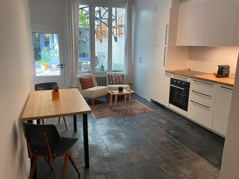 Kitchen or kitchenette, Seating area, Dining area