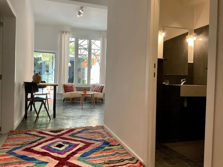 Seating area, Dining area