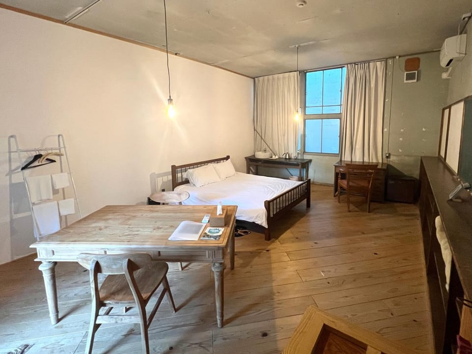Bed, Photo of the whole room, towels, air conditioner