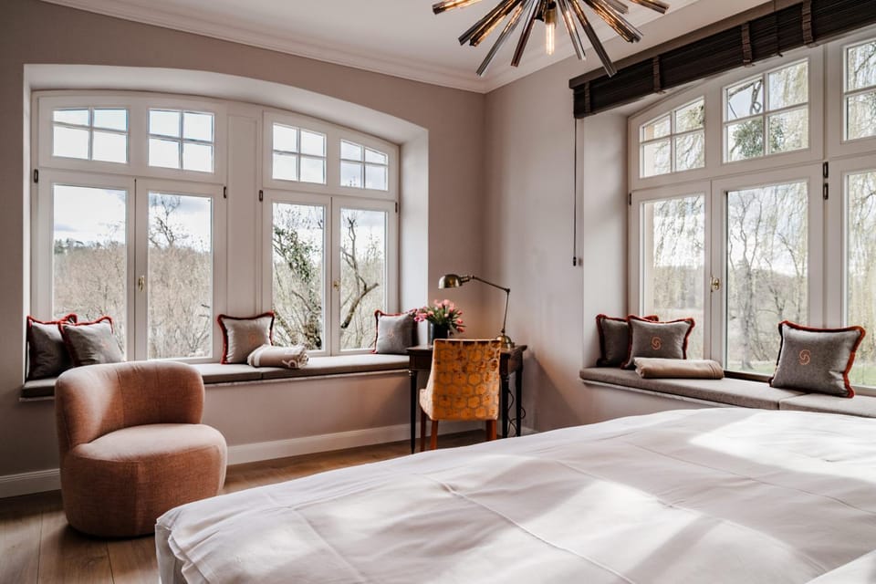 Bed, Photo of the whole room, Seating area, Bedroom