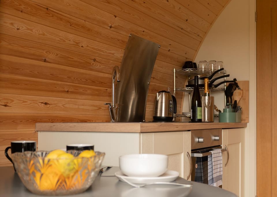 Coffee/tea facilities, Kitchen or kitchenette, Dining area