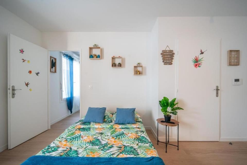 Bed, Living room, Photo of the whole room