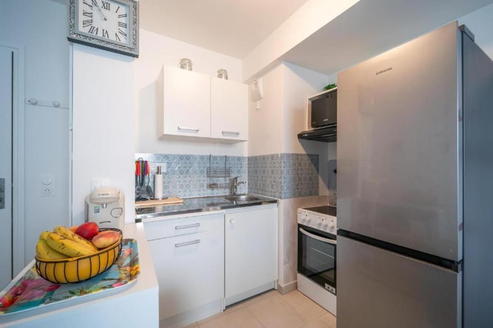 Kitchen or kitchenette, minibar, oven, stove