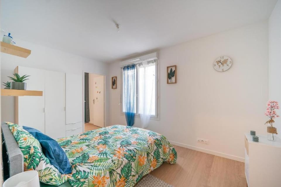 Bed, Photo of the whole room, Bedroom, wardrobe