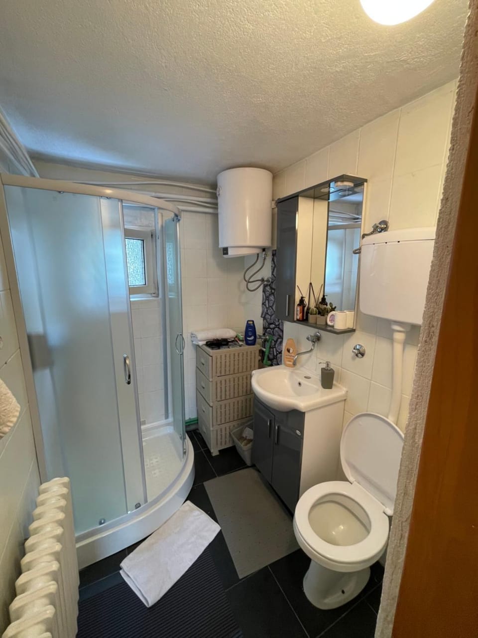 Shower, Toilet, Bathroom, towels