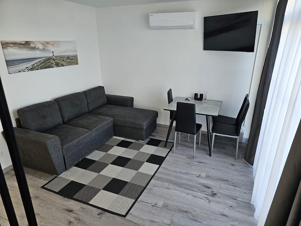 TV and multimedia, Living room, Seating area, Dining area, air conditioner