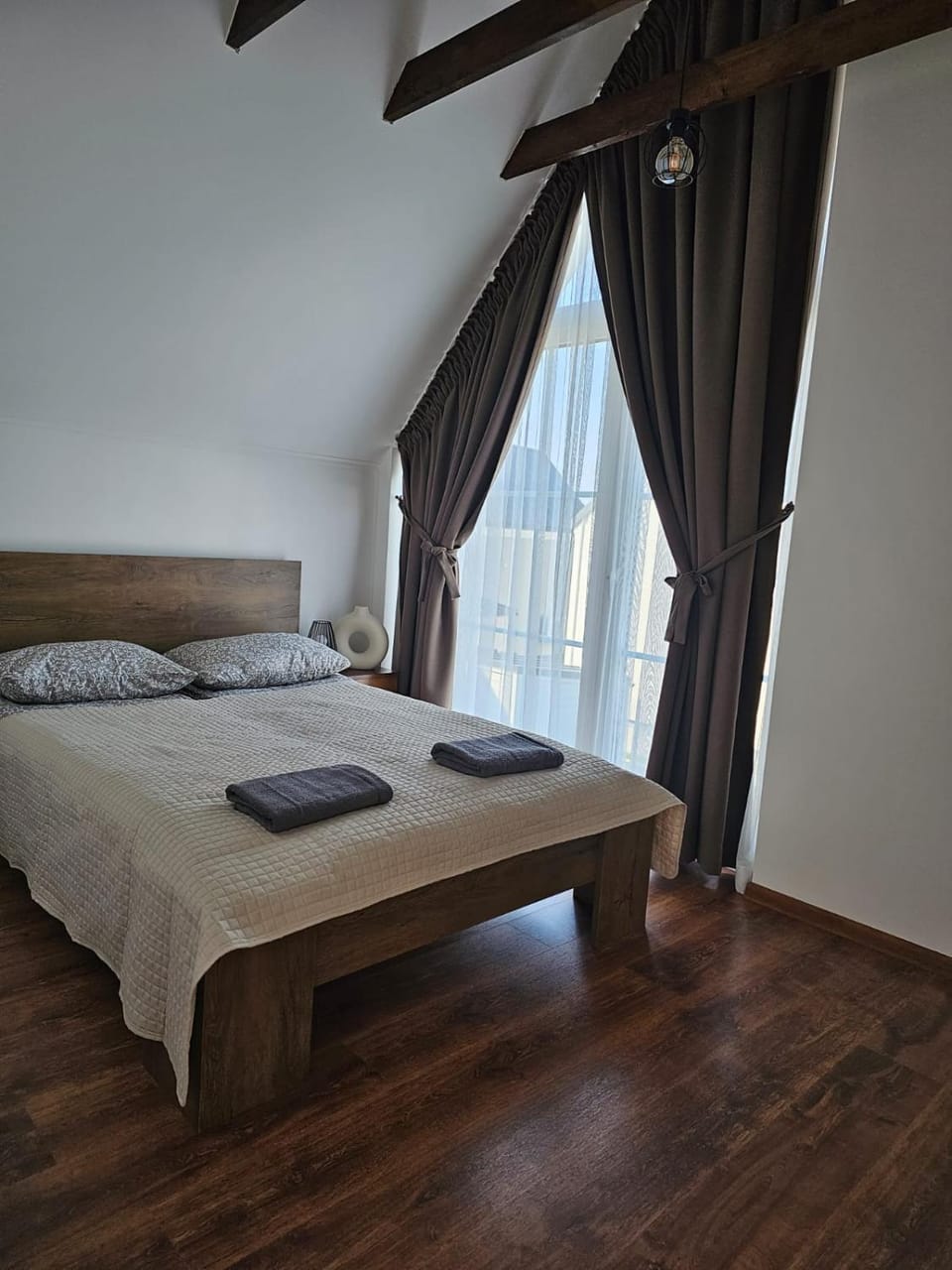 Bed, Bedroom, towels