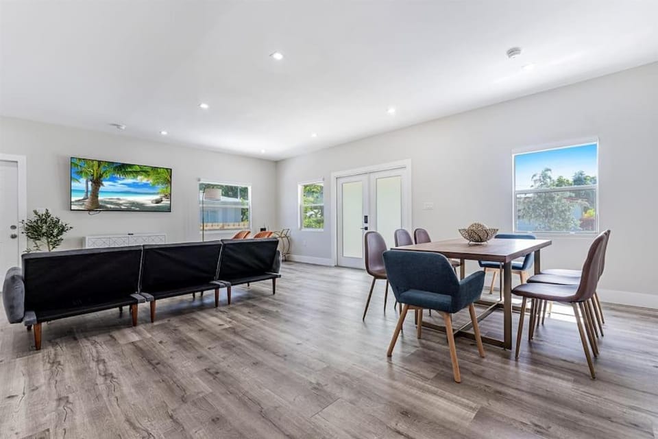 TV and multimedia, Seating area, Dining area
