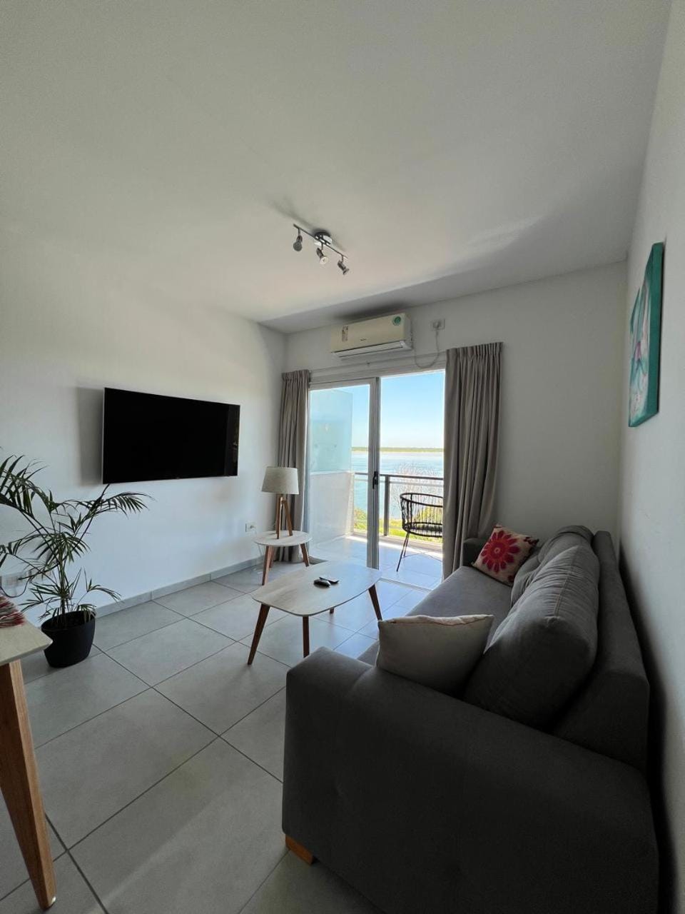Natural landscape, TV and multimedia, Seating area