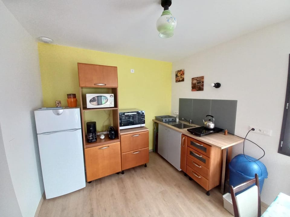 Kitchen or kitchenette, oven, stove