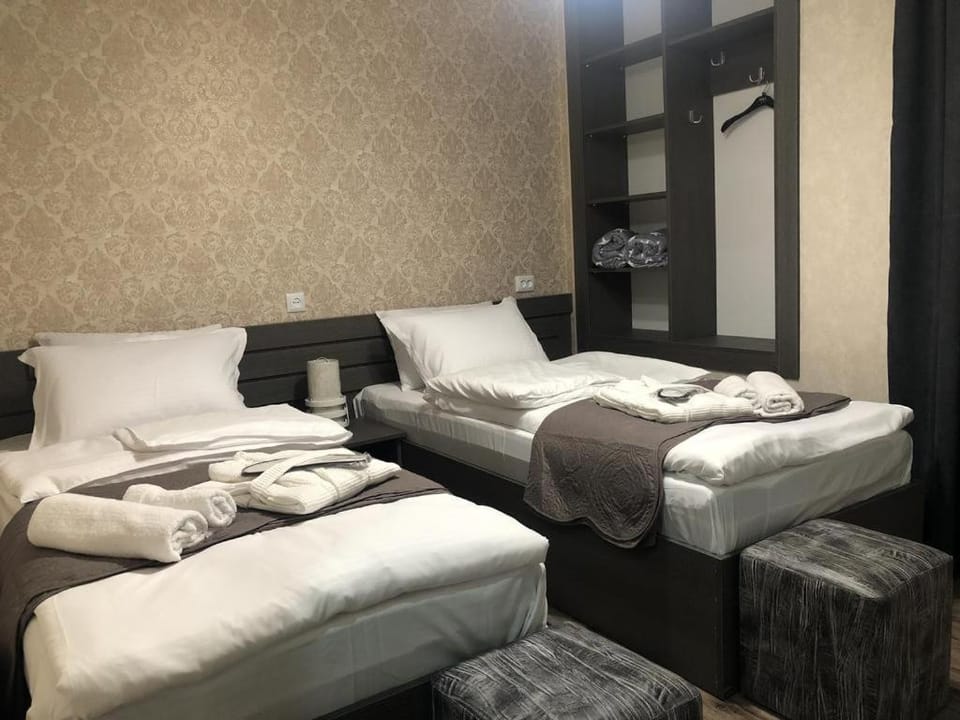 Bed, Bedroom, towels