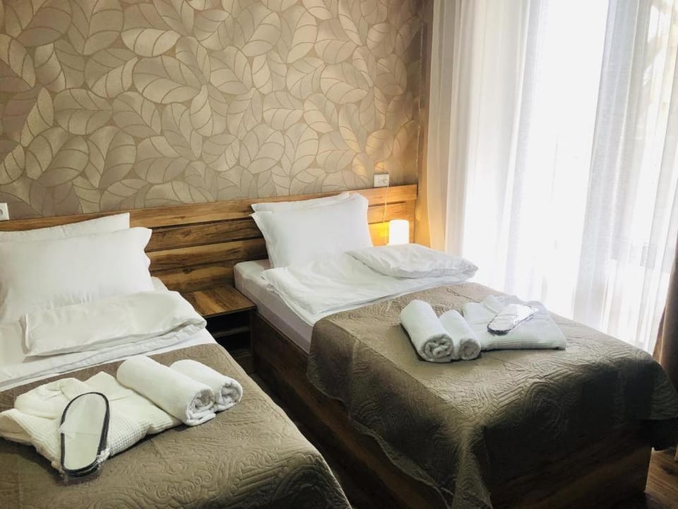 Bed, Bedroom, towels