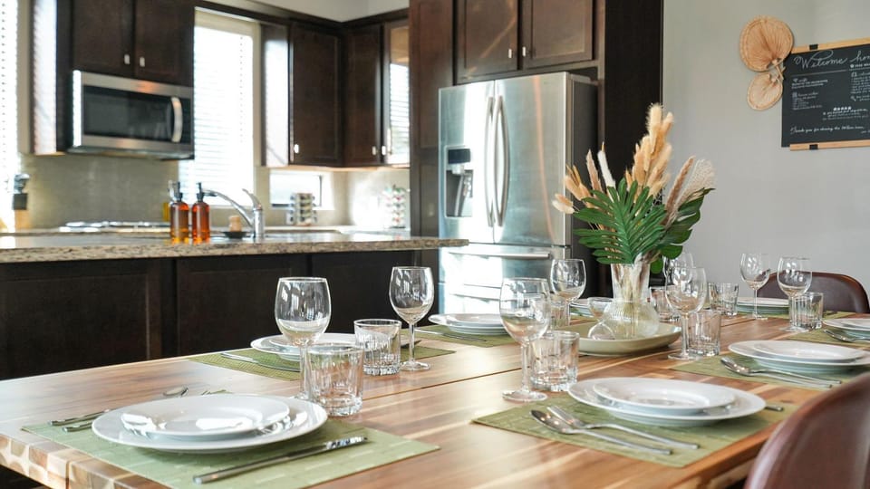 Kitchen or kitchenette, Dining area