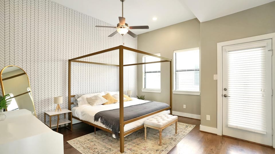 Bedroom, cot
