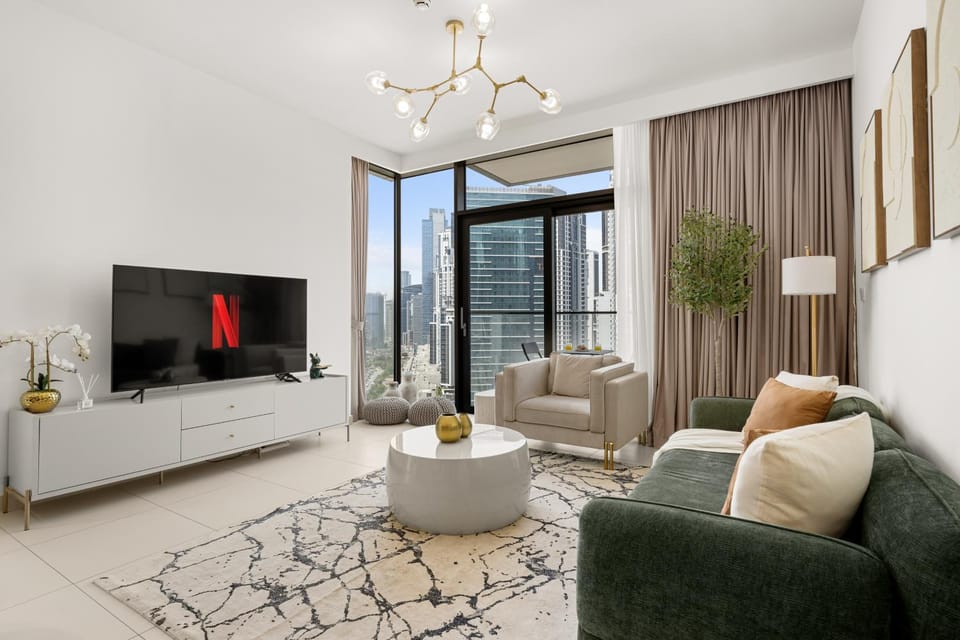 TV and multimedia, View (from property/room), Living room, Seating area, City view, Pool view