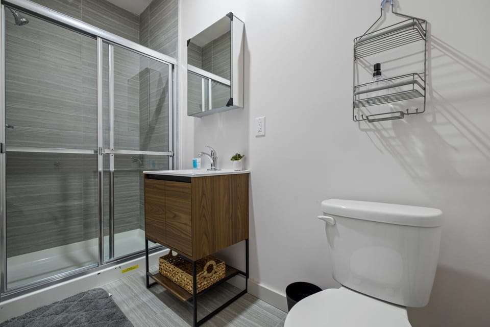 Shower, Toilet, Bathroom, towels
