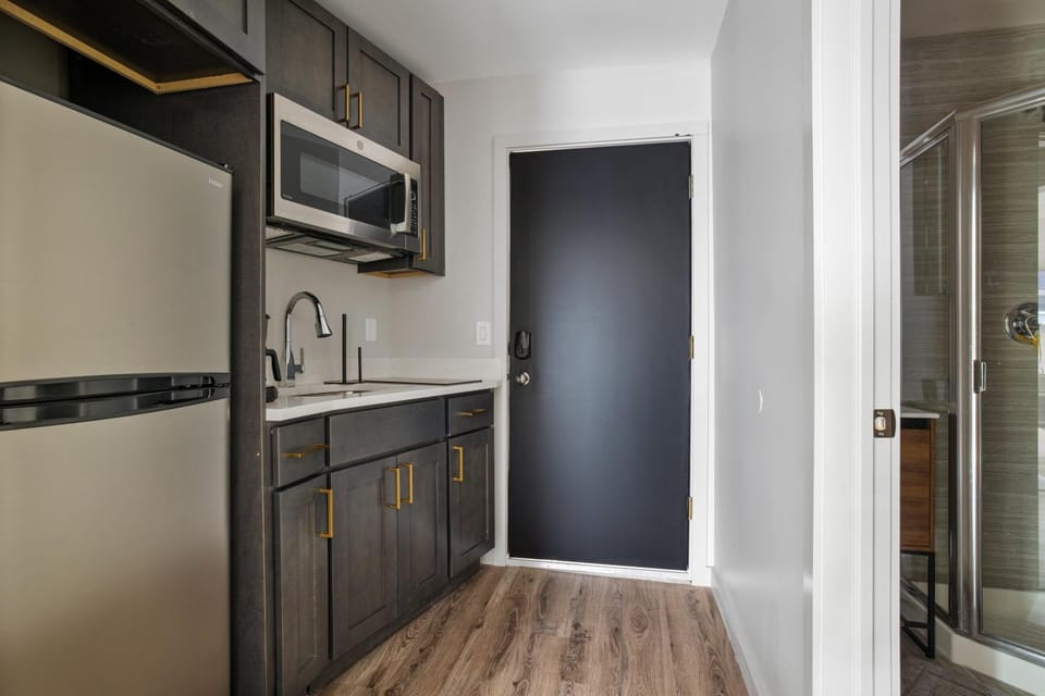 Kitchen or kitchenette, microwave, minibar