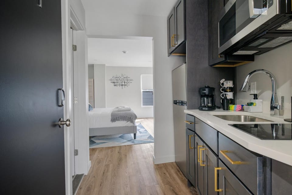 Bed, Kitchen or kitchenette, Photo of the whole room, Bedroom, minibar, stove