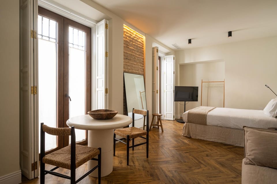 Bed, TV and multimedia, Living room, Seating area, Bedroom
