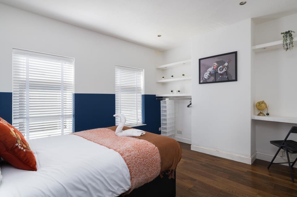 Bed, Photo of the whole room, Bedroom