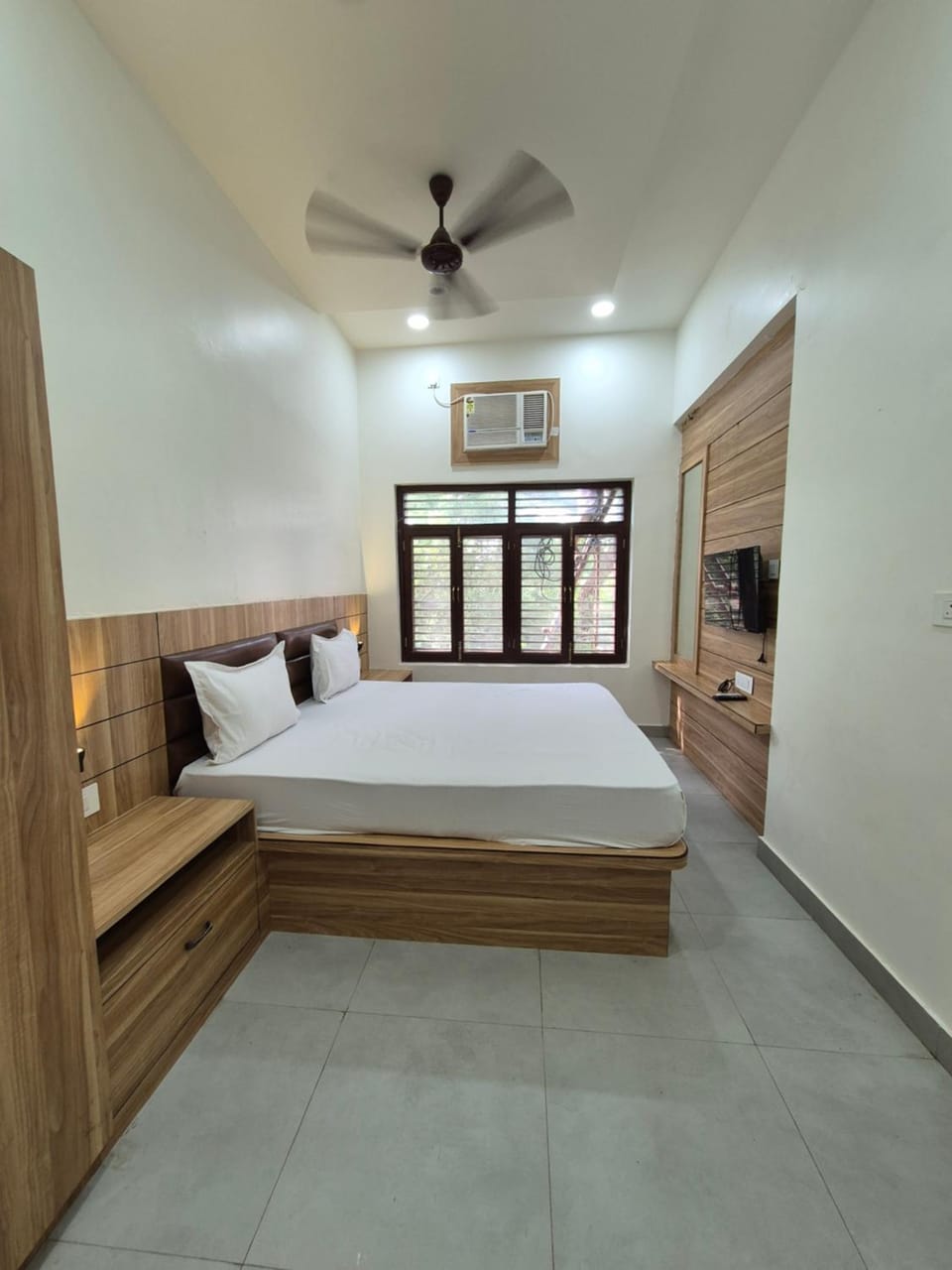 Bed, Photo of the whole room, Bedroom, air conditioner