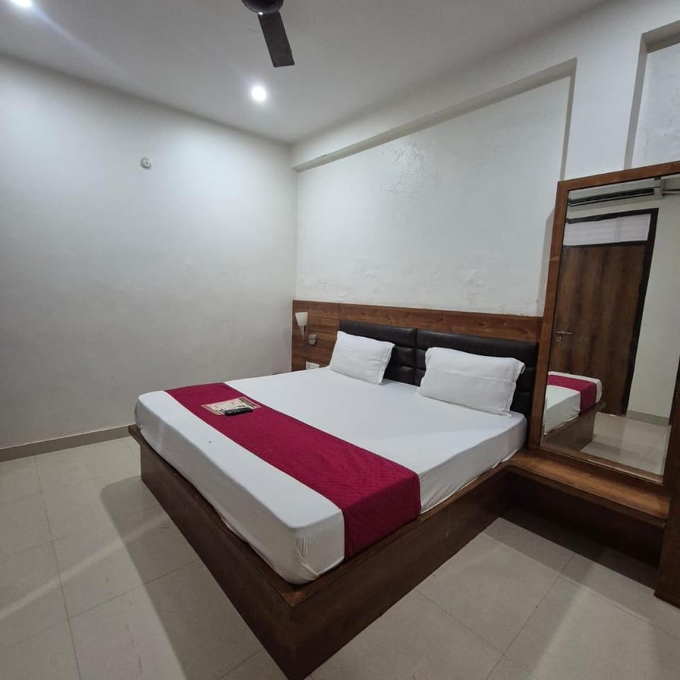 Bed, Photo of the whole room, Bedroom, towels, air conditioner