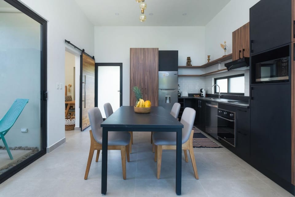 Dining area, kitchen