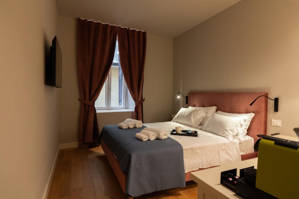 Bed, TV and multimedia, Photo of the whole room, Bedroom, towels