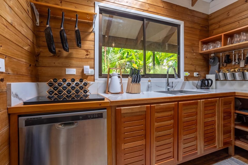 Coffee/tea facilities, Kitchen or kitchenette, dishwasher, pet friendly, stove, kitchen
