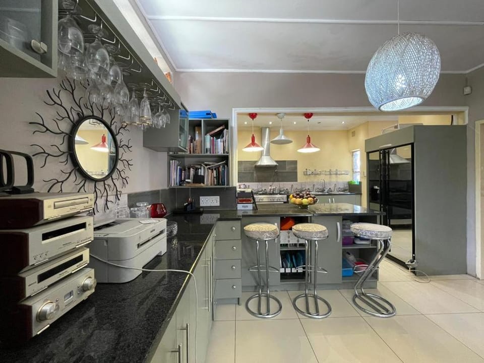 Kitchen or kitchenette, Dining area, minibar, oven, stove