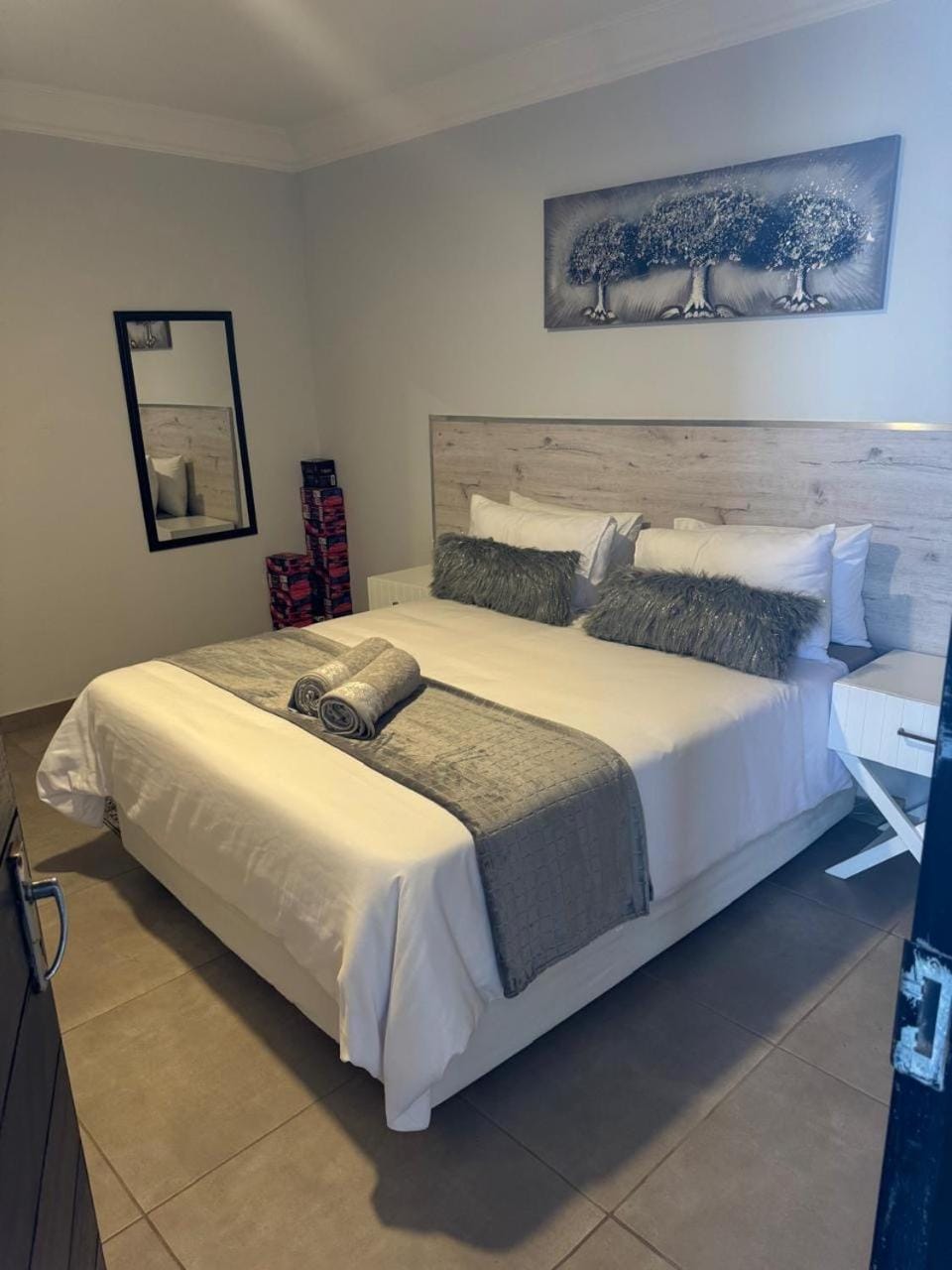 Photo of the whole room, towels