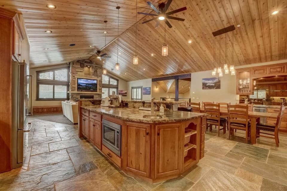Navahoe Nest - Large Luxury Home w Hot Tub House in Sierra Nevada