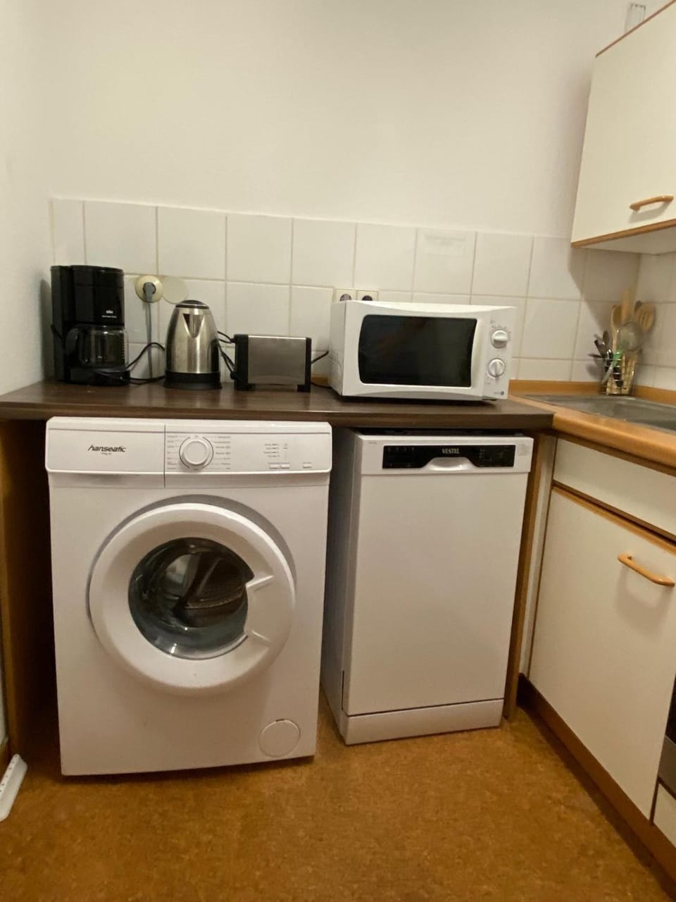 Kitchen or kitchenette, dishwasher, toaster, washing machine