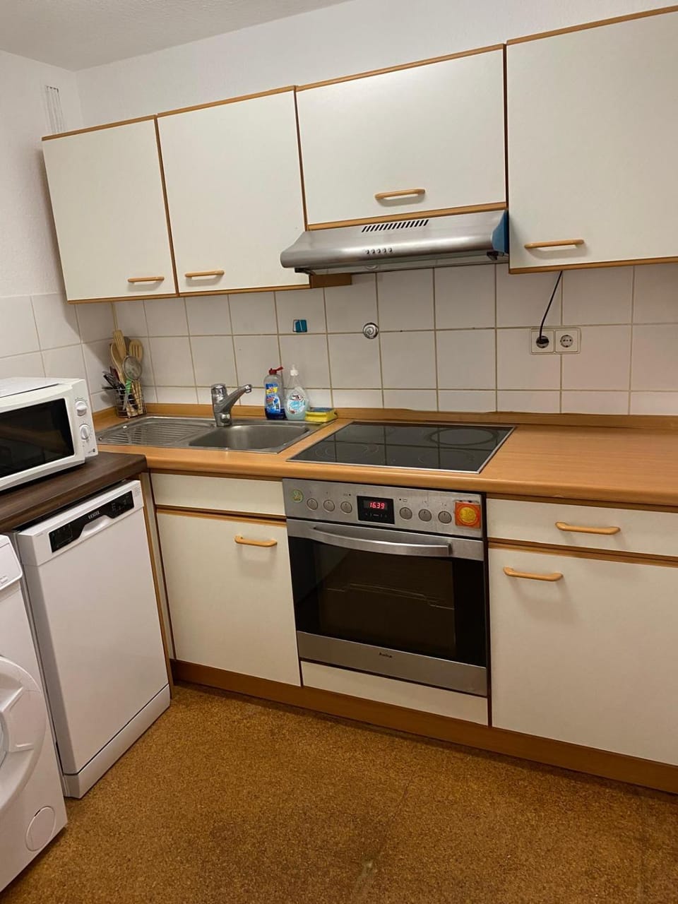 Kitchen or kitchenette, dishwasher, stove