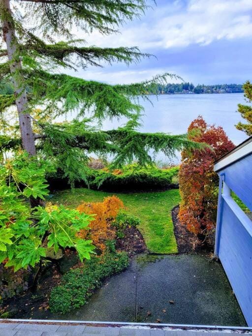 Aloha Cottage, Nanoose Bay - 2 Bdrm Oceanfront Unit with Private Deck Apartment in Vancouver Island