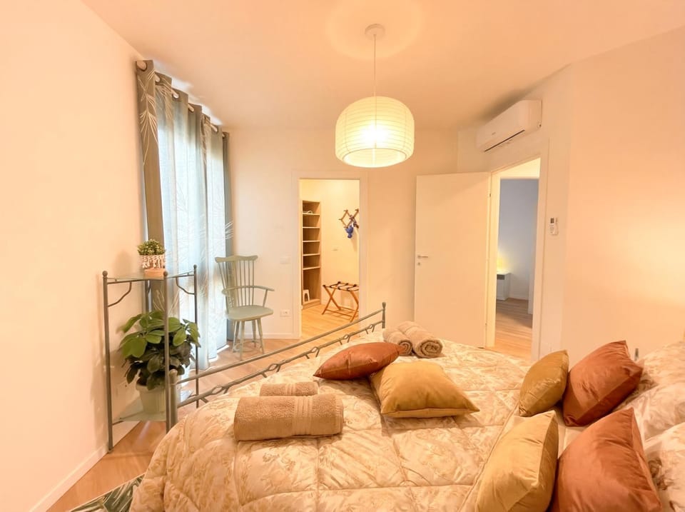 Living room, Photo of the whole room, Seating area, Bedroom