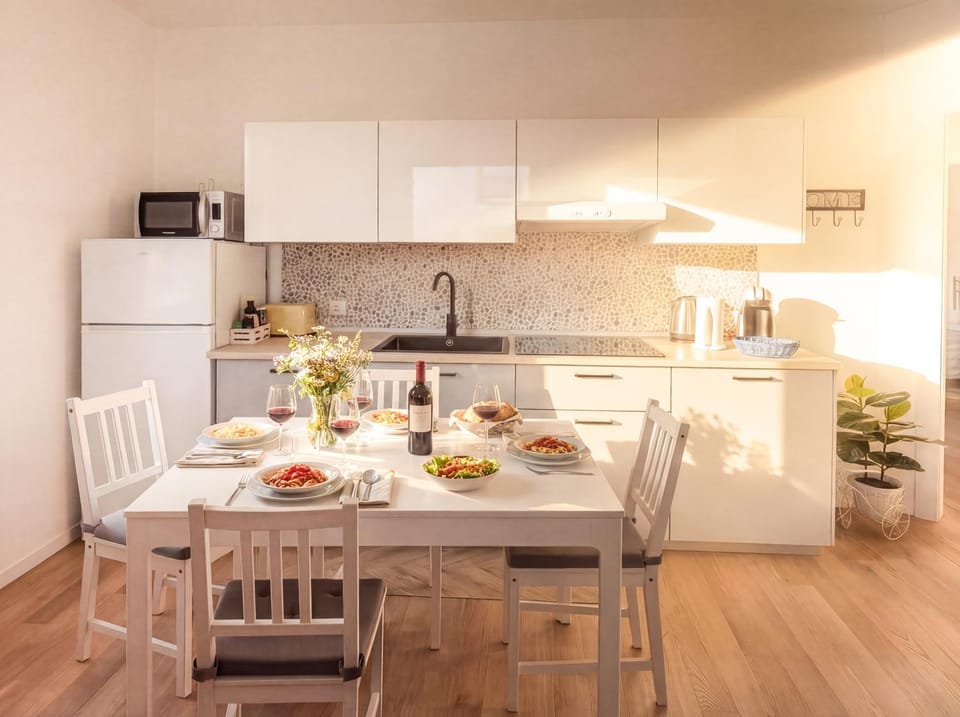 Coffee/tea facilities, Kitchen or kitchenette, Food and drinks, Dining area, Food, stove, toaster