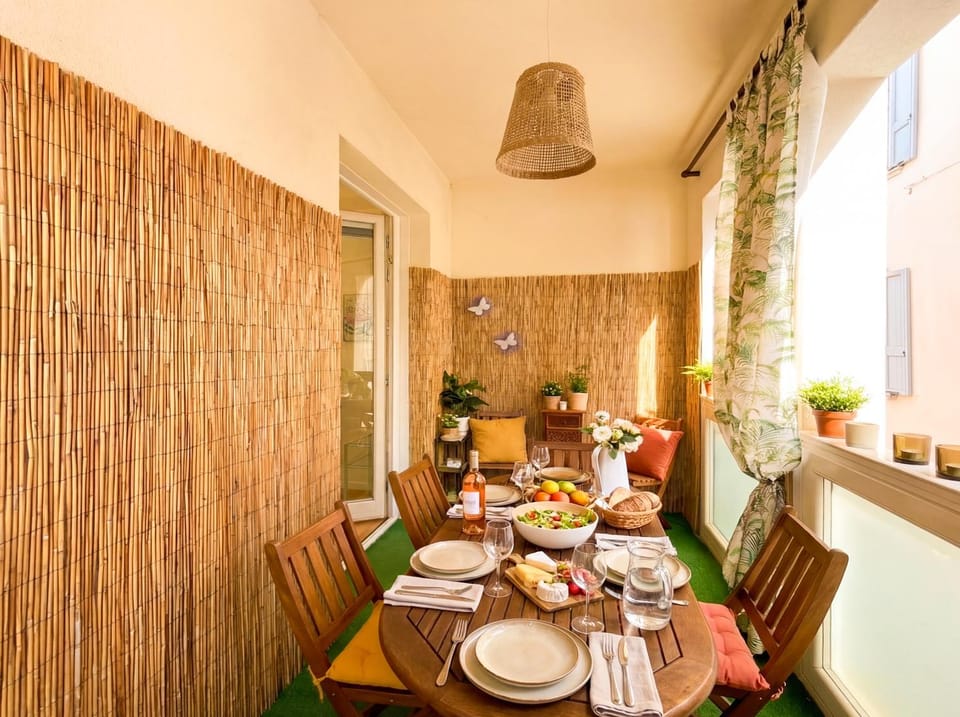 Food and drinks, Seating area, Dining area, Food, Drinks