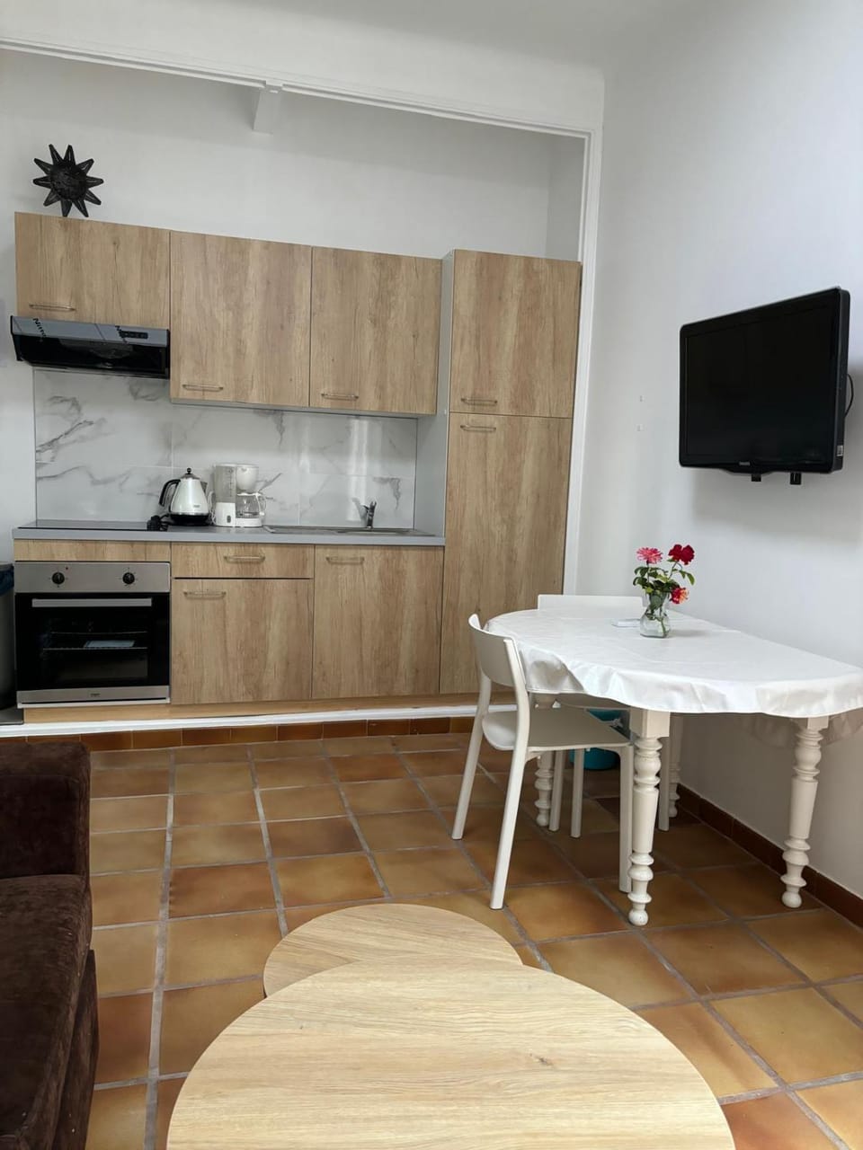 TV and multimedia, Kitchen or kitchenette, Dining area, oven, stove