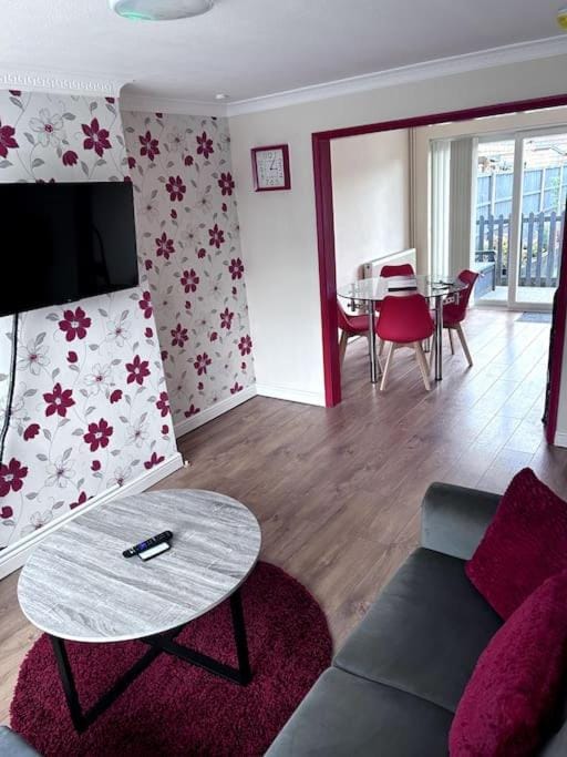 Communal lounge/ TV room, TV and multimedia, Balcony/Terrace, Living room, Seating area, Dining area