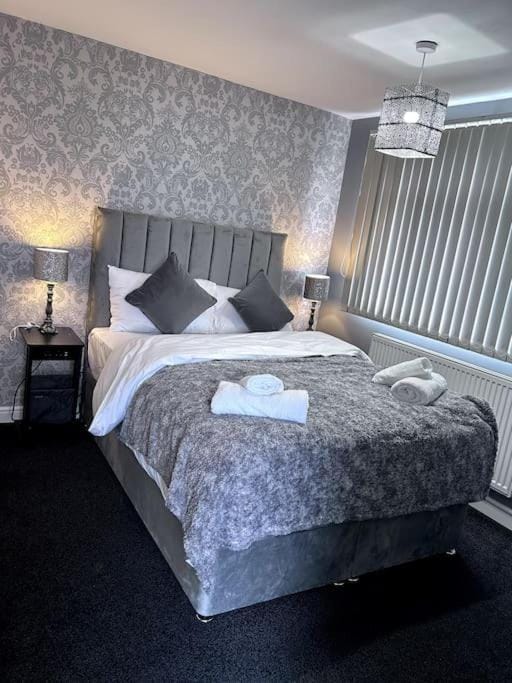 Bed, Photo of the whole room, Bedroom, towels