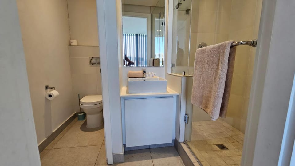 Shower, Toilet