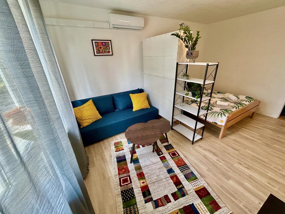 Bed, Living room, Photo of the whole room, Seating area, Bedroom, air conditioner