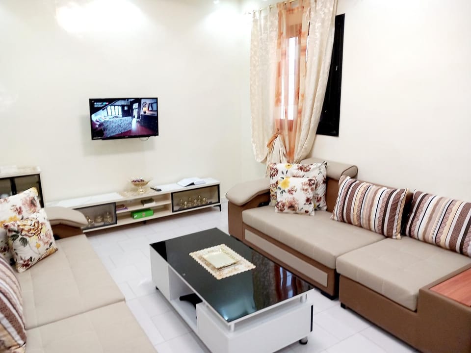Communal lounge/ TV room, TV and multimedia, Living room, Decorative detail, Seating area, Evening entertainment