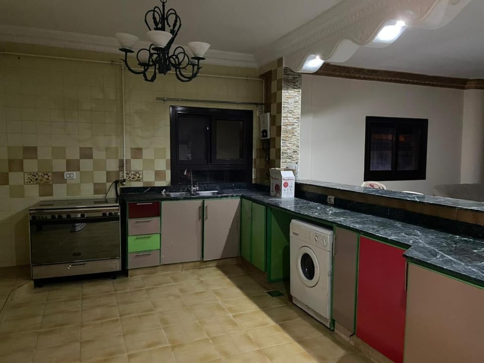 Kitchen or kitchenette, minibar, oven, stove